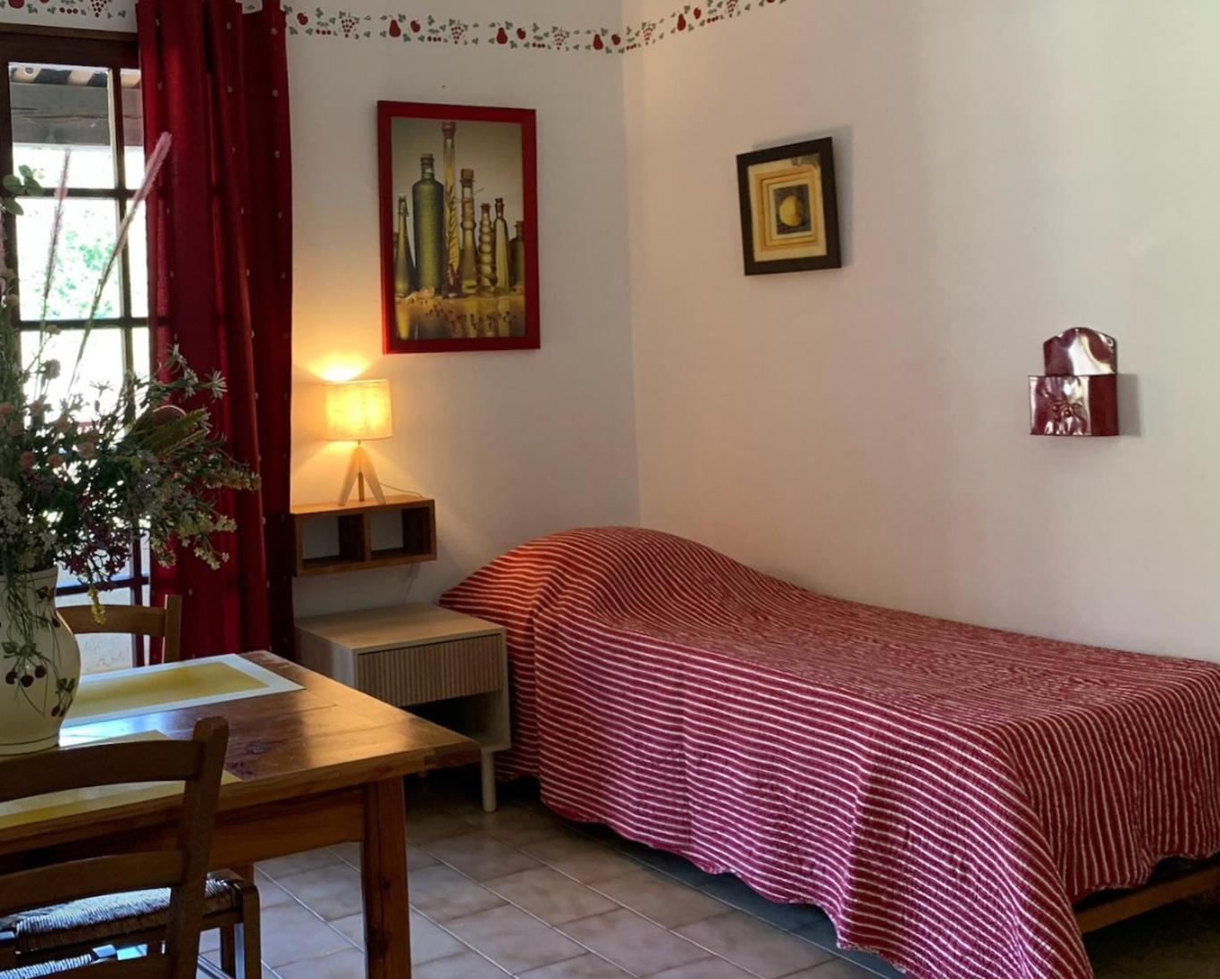 Gite La Loge 142 Route De Carpentras 84210 Венаск Экстерьер фото